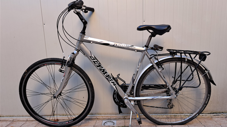 Na kolesu ponoči kradel v trgovinah in športnih centrih