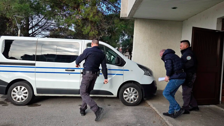 Moškemu, ki je več let spolno zlorabljal hčerko in pastorke, 25 let zapora