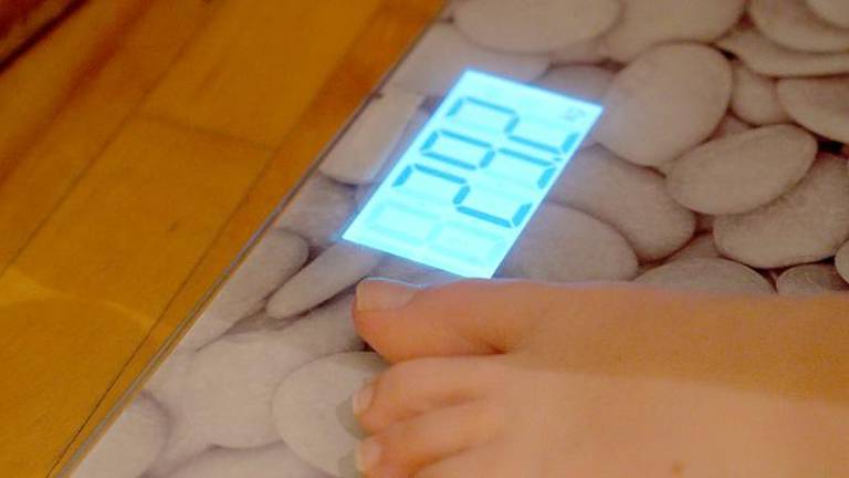 Pričenjajo se prehranjevati zelo »zdravo« in obsesivno kontrolirati težo