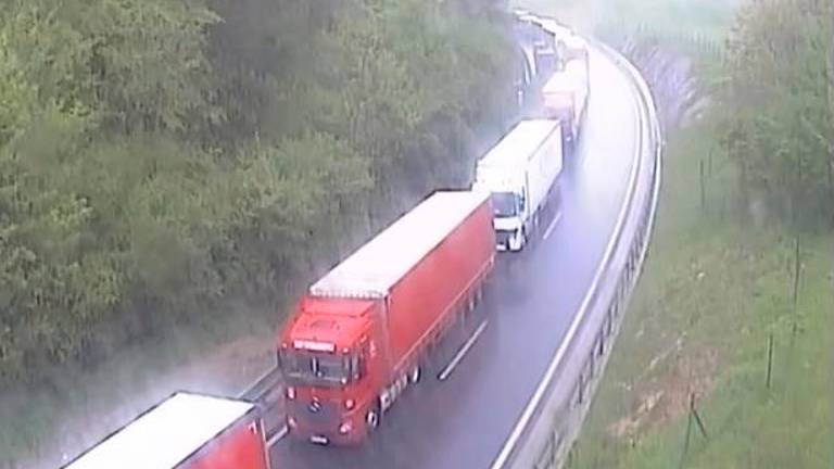 V hudi prometni nesreči na dolenjski avtocesti dva mrtva in več hudo poškodovanih