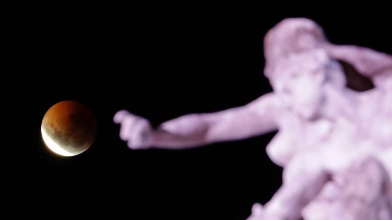 Nenavadno velika Luna se je odela v rdečo barvo