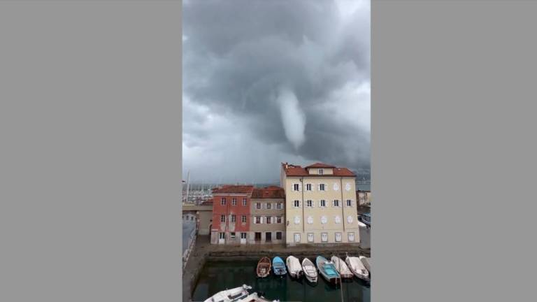 Zračni vrtinec pri Miljah (video)