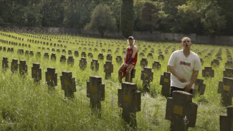 Na pokopališču o seksu in drogi