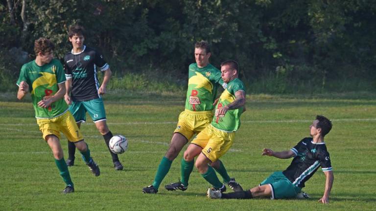 Košarkarji se selijo na zunanja igrišča, nogometaši bodo trenirali z razdaljo