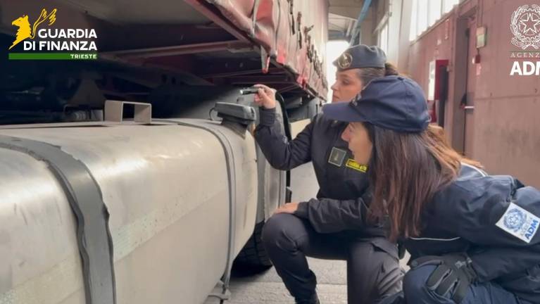 V katalizator tovornjaka skrili dvajset kilogramov opija