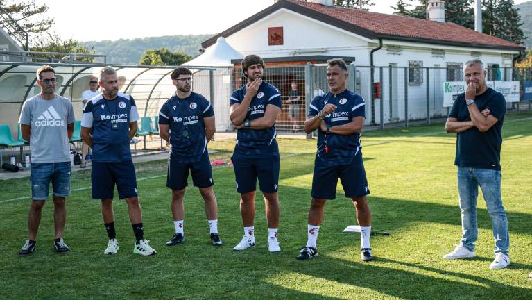 Goran Kocman (prvi z desne), ob njem trener Luigino Santin in ostali člani strokovnega štaba Krasove ekipe (TEDESCHI/FOTODAMJ@N)