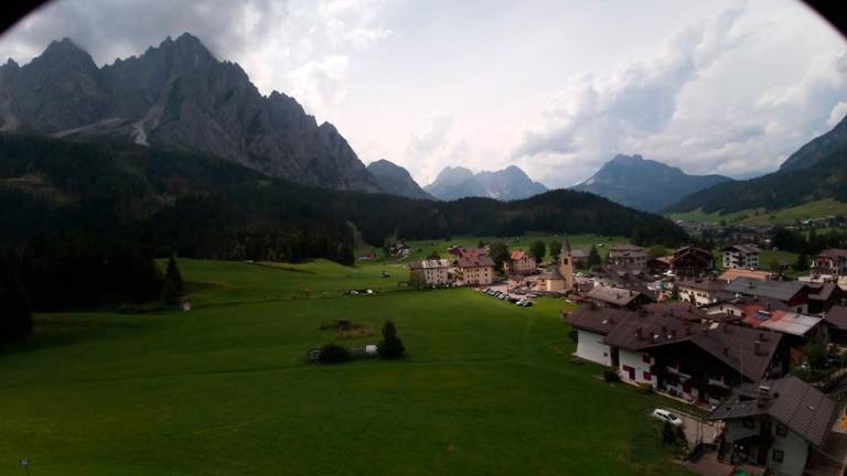 Spremenljivo oblačno, zlasti v gorah krajevne nevihte