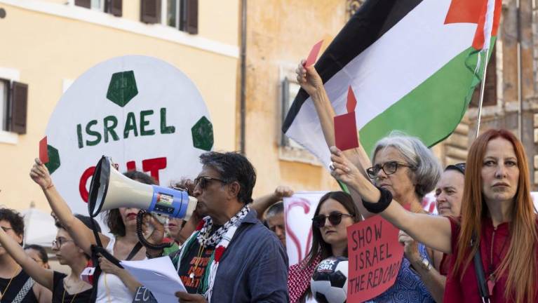 Protestnikov proti tekmi Italija – Izrael dvakrat toliko kot gledalcev?