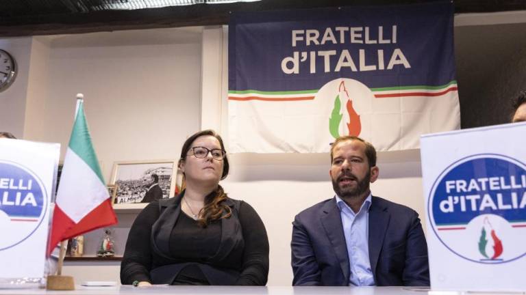 Nicole Matteoni in Claudio Giacomelli na tržaškem sedežu Bratov Italije, v ozadju fotografija Giorgia Almiranteja (ARHIVSKI POSNETEK)