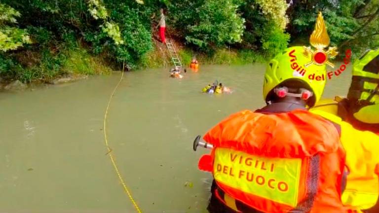 Gasilci iz kalne reke potegnili truplo voznika