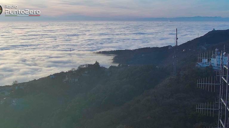 Na Tržaškem je morje prekrila megla