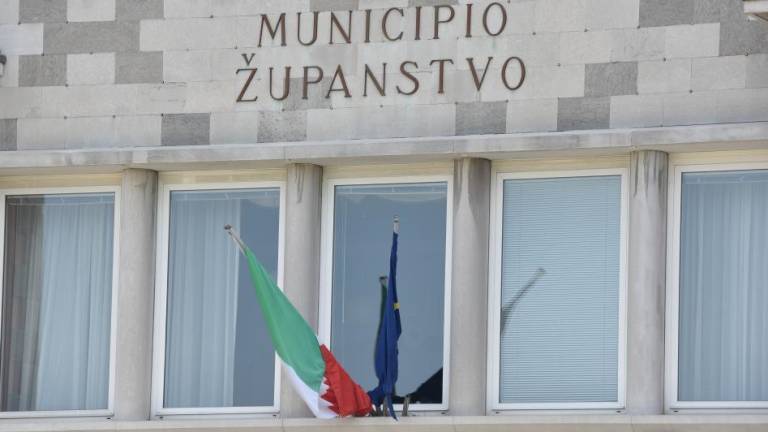 Slovenske zastave na občinski hiši še ne bo vsak dan