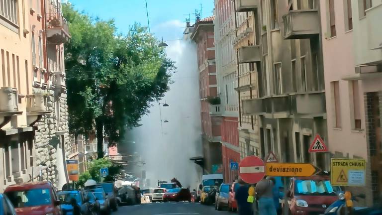 V Ulici Commerciale v Trstu izbruhnil gejzir (FOTO in VIDEO)