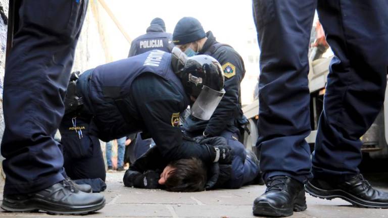 V Ljubljani rušijo Tovarno Rog, policija nasilno nad skvoterje