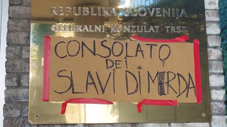 Žaljiv napis pred Generalnim konzulatom RS v Trstu