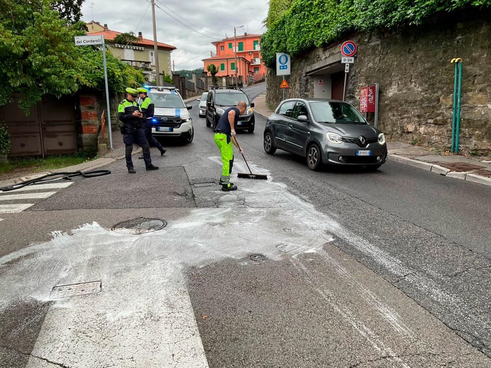 V Ulici Commerciale odstranjevali spolzko snov na cestišču