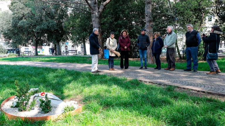 Na zelenici v Barkovljah so se poklonili Ilarii Alpi in Miranu Hrovatinu