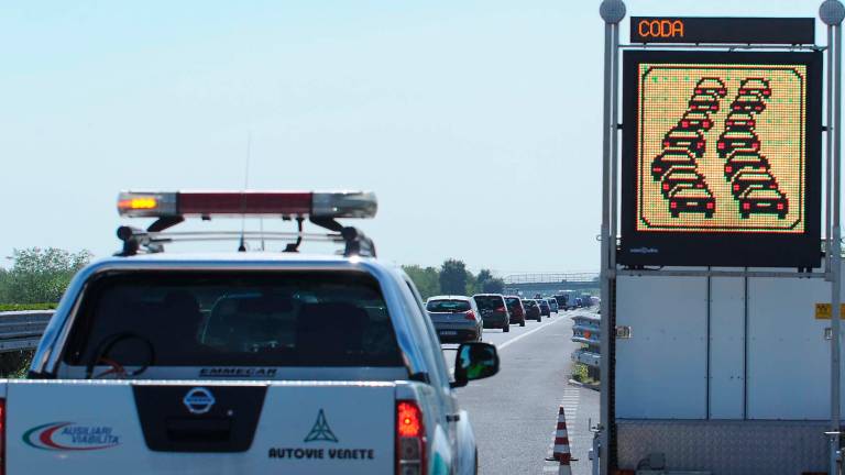 Zaprli avtocesto A4 med Portogruarom in San Donajem