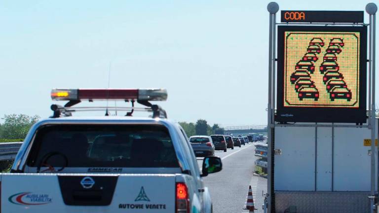 Na avtocesti A4 trčila tovornjaka s priklopnikom