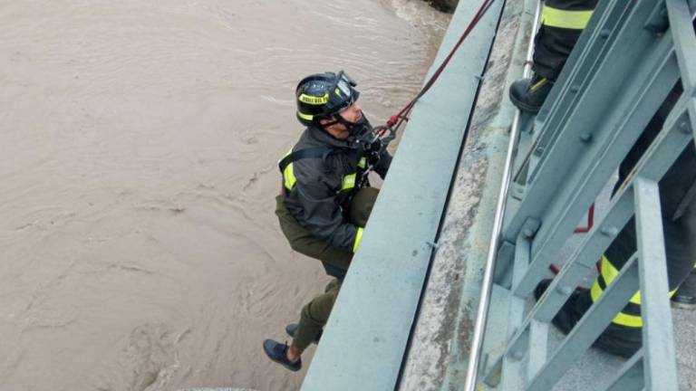 Rešili so ga pred deročo vodo