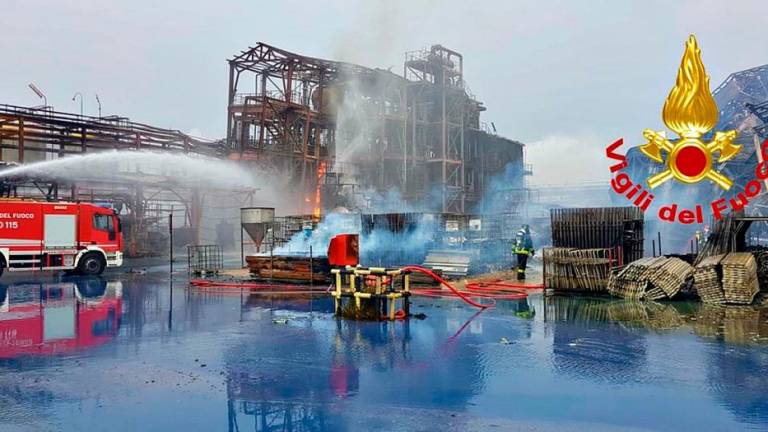 V kemični tovarni v Margheri eksplozija in hud požar (video)
