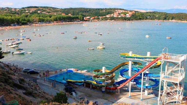 Na Rabu po padcu z vodnega tobogana umrla triletna deklica