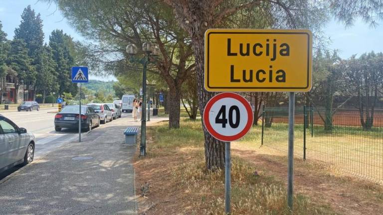 Preimenovanje Lucije v Sveto Lucijo buri duhove