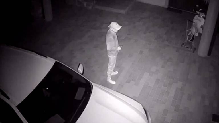 V bencinskem servisu tatovi ukradli večjo količino tobačnih izdelkov