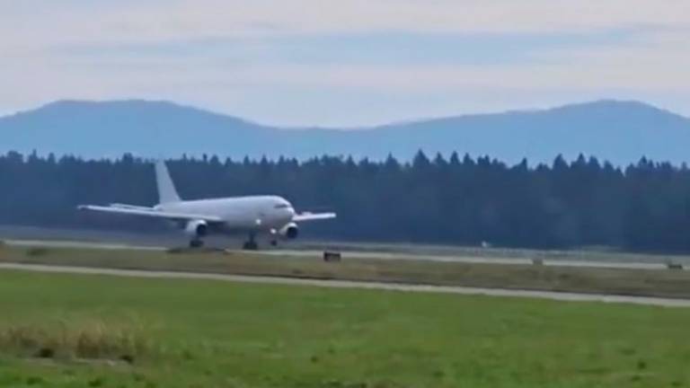 Po včerajšnjem zasilnem pristanku letalo z nevarnim tovorom odletelo