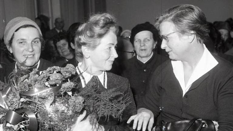 Marija Mijot (v sredini) Posnetek fotografa Maria Magajne z dogodka 18. decembra 1962 v Slovenskem klubu, v sredini Marija Mijot (OZE NŠK / FOND PRIMORSKI DNEVNIK / M. MAGAJNA)