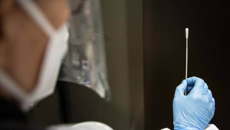 Slovenija: manj okužb, a tudi precej manj testiranj