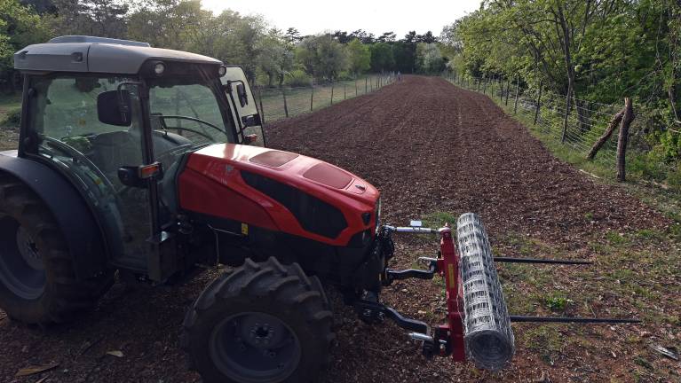 Traktor se je prevrnil in ga zmečkal