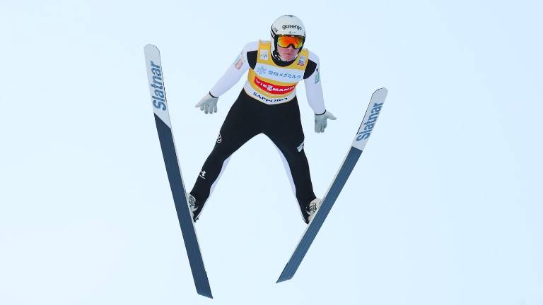 Domen Prevc kljub diskvalifikaciji osvojil veliki kristalni globus