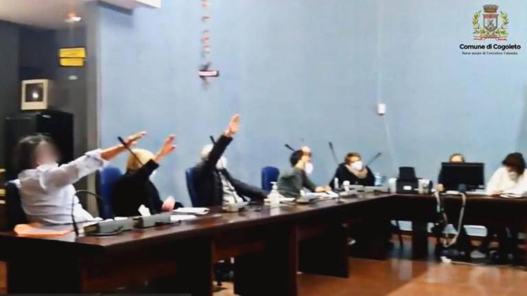 Ob dnevu spomina v občinskem svetu iztegovali desnice