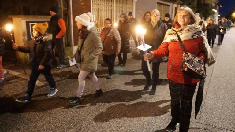 S čezmejno baklado zbrali 630 evrov