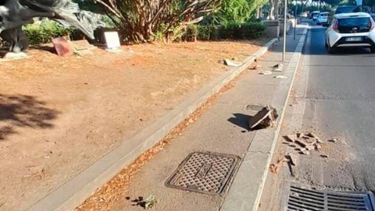 Izruli in zdrobili ploščo ob Matteottijevem spomeniku