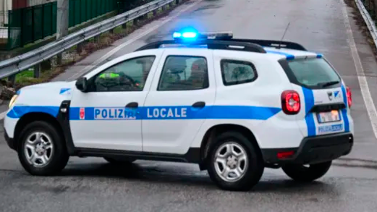 V nesrečo nad Lonjerjem vpleteni trije avtomobili, eden pristal na strehi