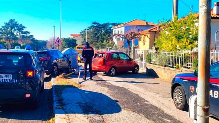 Trčil v parkirani avtomobil in v zabojnike za smeti