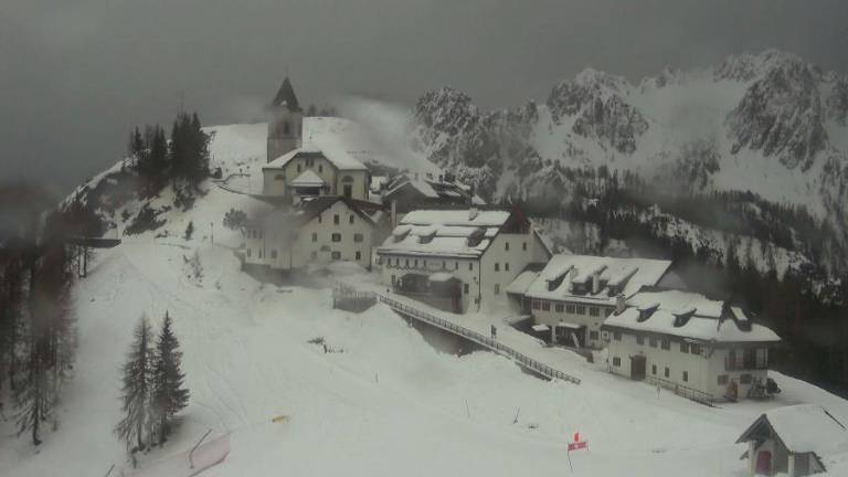 V gorah z odjugo zapihali vetrovi do 120 km/h