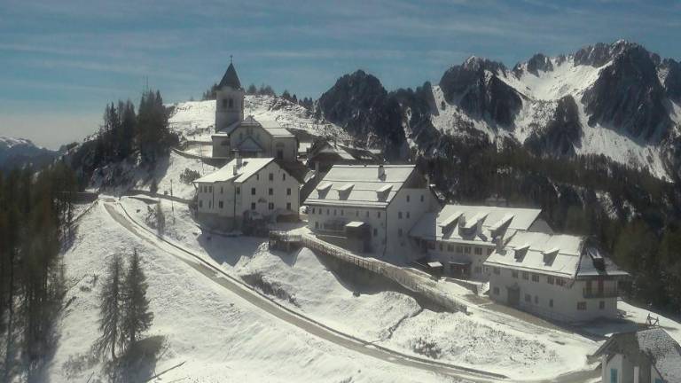 Višarje je včeraj spet pobelil sneg (SPLETNA KAMERA PROMOTURISMO.FVG)
