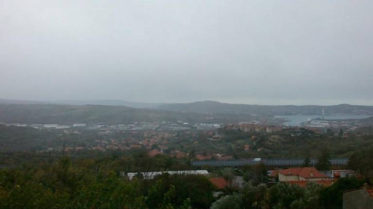 Na Krasu naletaval sneg, na vrsti močna burja in ohladitev