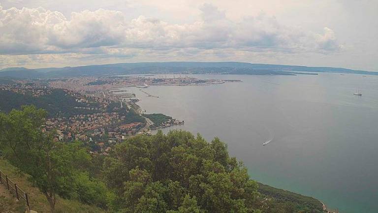 Popoldne prve padavine, ponoči in jutri burno vremensko dogajanje