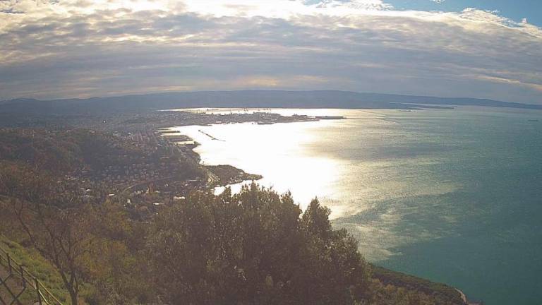 Občutno se je ohladilo, v Trstu je zapihala močna burja
