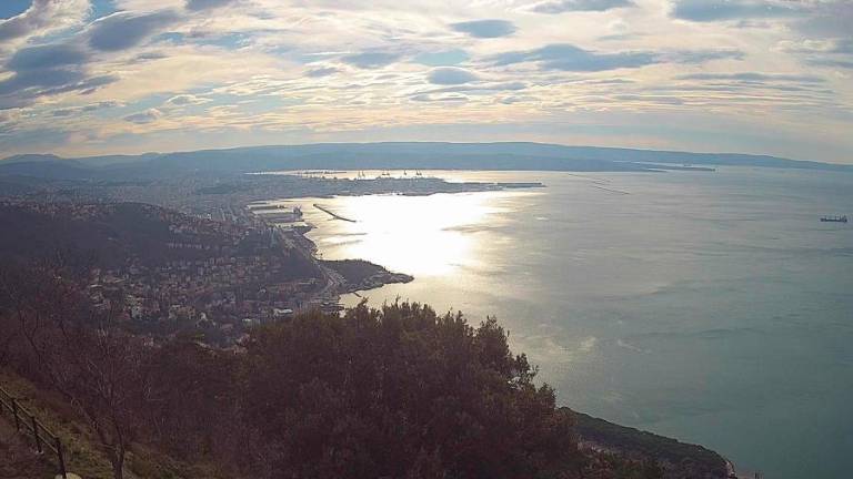 Z burjo priteka vse bolj mrzel zrak