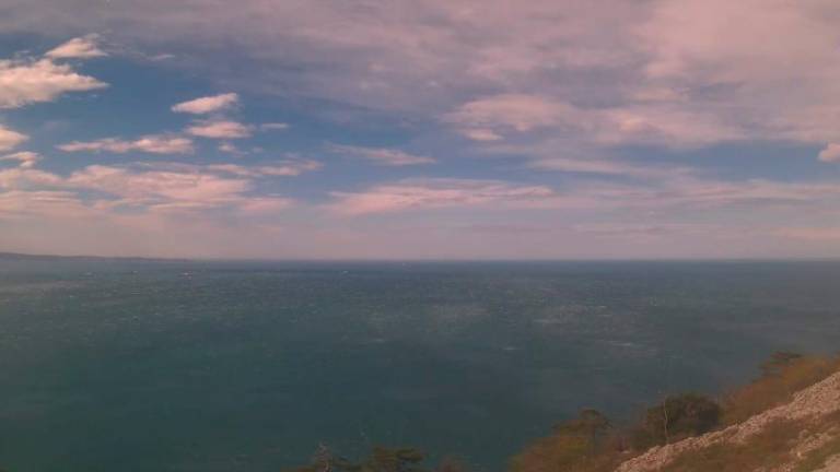 V Trstu piha močna burja, ki se je v zadnjih urah okrepila