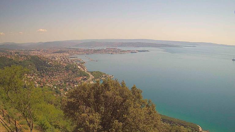 Prihaja ohladitev z burjo in padavinami, prvi maj pa bo sončen in topel