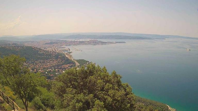 Pogled na Tržaški zaliv danes ob 11. uri, v Trstu so danes zabeležili že tretjo zaporedno tropsko noč (SPLETNA KAMERA CISAR)