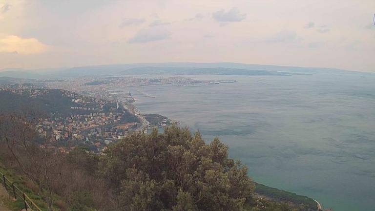 Burja se še krepi, popoldne več sonca