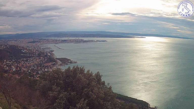 Burja manj močna, a še vedno kar solidna, prihaja pa hladnejši zrak