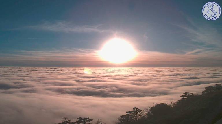 Na Tržaškem je morje prekrila megla
